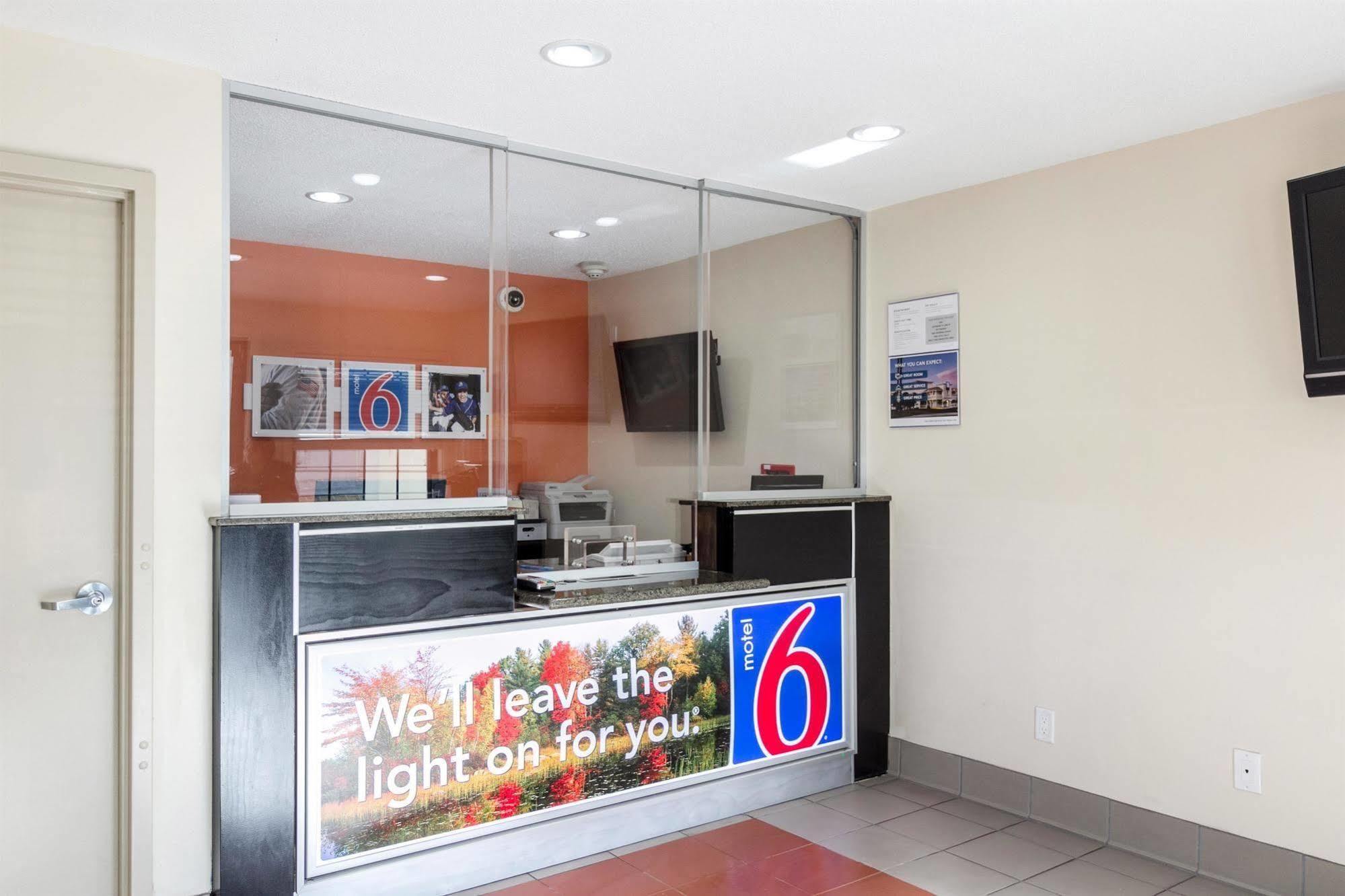 Motel 6 Нью-Брансуик Экстерьер фото