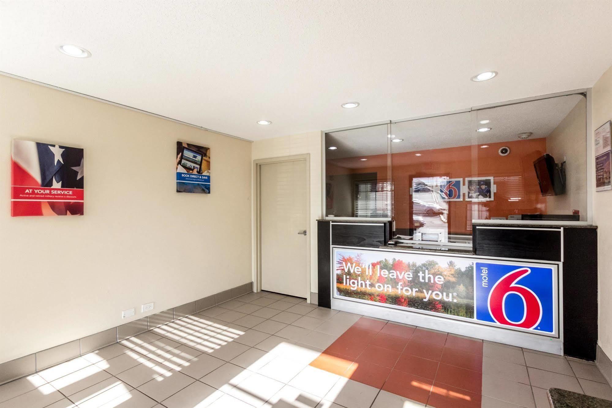 Motel 6 Нью-Брансуик Экстерьер фото